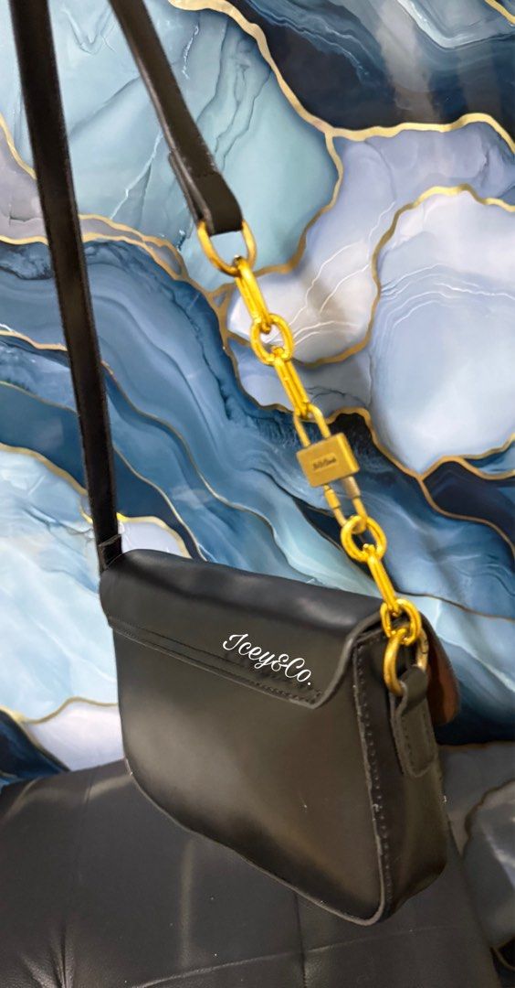 Shoulder Bag (Category: Shoulder Bags) located in Manila. Submitted by iceyness1984 (Listing ID 1459737206, Image 3). Description: ✨ Shoulder Bag — ₱399 only! 👜 Simple, classy, and perfect for your everyday OOTD! 💕 Limited piece only—grab yours before it’s gone! 🛍️ 📩 DM to order #IceyAndCo #ShoulderBag #AffordableFinds #WhereStyleMeetsYourConfidence.