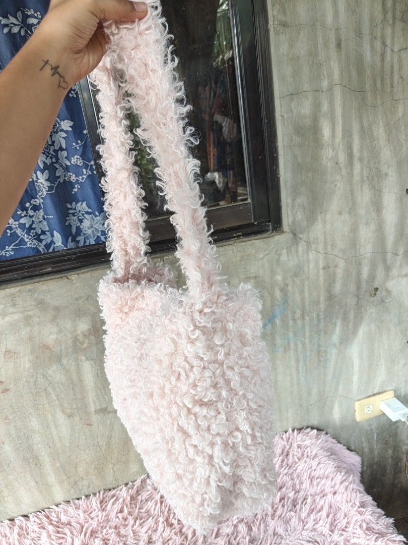 Shoulder bag light pink (Category: Shoulder Bags) located in Manila. Submitted by ukay-ukaybylyn (Listing ID 1459708248, Image 3). Description: good condition💯 kasya folded payong.