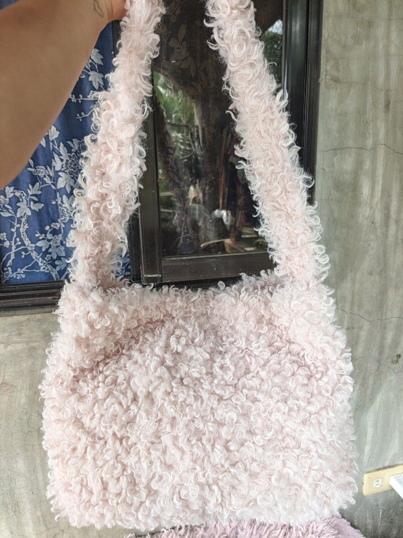 Shoulder bag light pink (Category: Shoulder Bags) located in Manila. Submitted by ukay-ukaybylyn (Listing ID 1459708248, Image 2). Description: good condition💯 kasya folded payong.