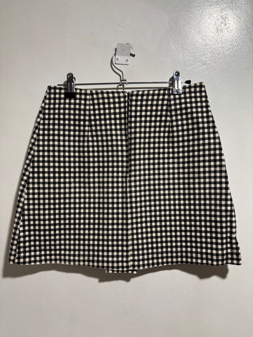 Sinbounboun Gingham Skirt (Category: Skirts) located in Cavite. Submitted by aceepreeloved (Listing ID 1459784878, Image 2). Description: Size: L on tag Waist: 13.5 in Hips: 18 in Length: 15.5 Issues: - The zipper might broke if you go further than Large (Note: Please know and check your measurements. I cannot, most of the time, provide “when worn” because of my job. Please bear with me.).