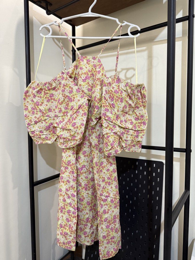 Size Large Clothes Bundle (Category: Dresses) located in Valenzuela. Submitted by zm.98 (Listing ID 1459752240, Image 2). Description: ✨ CLOSET DECLUTTERING BUNDLE SALE ✨ 👗 Size Large 💰 ALL FOR ₱400 ONLY! Mixed brands / some brands unknown. Selling as a bundle to declutter my closet. 😊 📌 Size: Large 📌 ₱300 for the whole bundle 📌 Please check photos for actual items and condition 📌 No return, no exchange PM if interested! 💕.