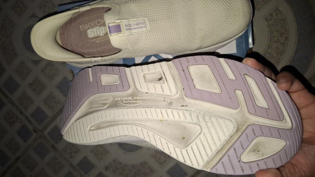 Skechers With small issue Size 38.5 (Category: Sneakers) located in Iloilo. Submitted by akane1966 (Listing ID 1459716838, Image 3). Description: .