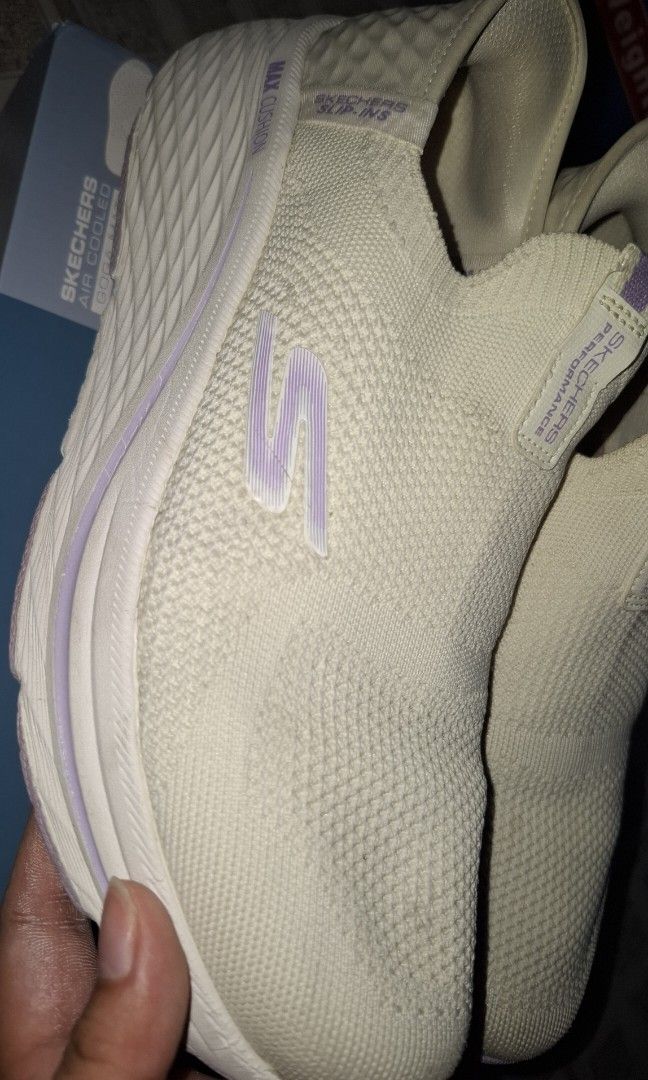 Skechers With small issue Size 38.5 (Category: Sneakers) located in Iloilo. Submitted by akane1966 (Listing ID 1459716838, Image 2). Description: .