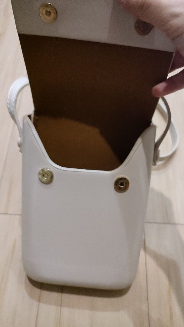 Sling Bag (Category: Cross-body Bags) located in Antipolo. Submitted by aileenpuno23 (Listing ID 1459811539, Image 2). Description: Never been used..