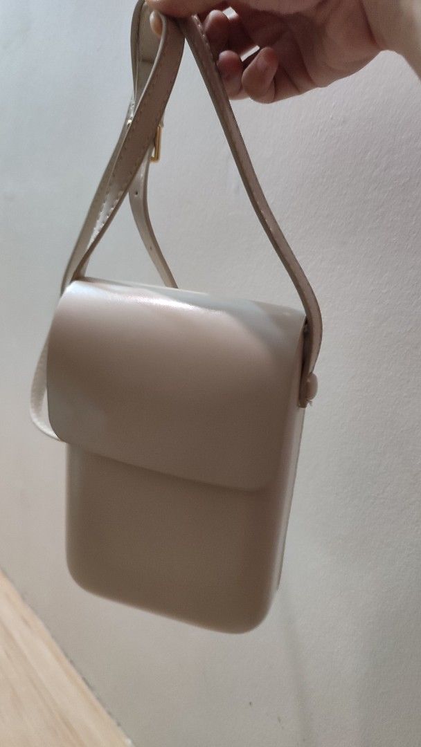Sling Bag (Category: Cross-body Bags) located in Antipolo. Submitted by aileenpuno23 (Listing ID 1459811539, Image 3). Description: Never been used..