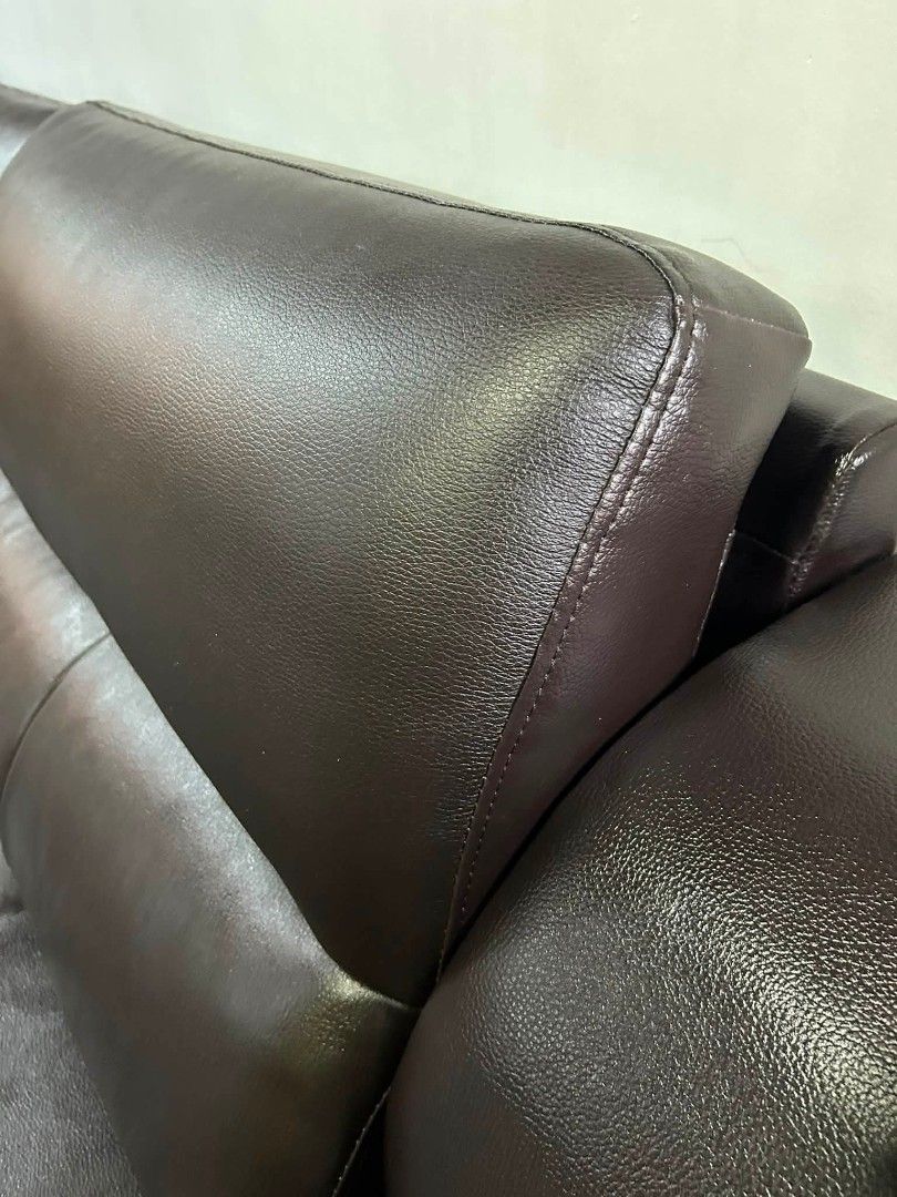 Sofa (Category: Sofas) located in Meycauayan. Submitted by marygracecasimiro (Listing ID 1459788228, Image 3). Description: Imported Genuine Leather Big n Bulky Sofa from Italy P25,000 lang mga suki 109x37x35in Super Ganda Suki Super Comfy Genuine Leather Walang sag at lubog No issue Good Condition💚💚 Minor Scratch From Italy.