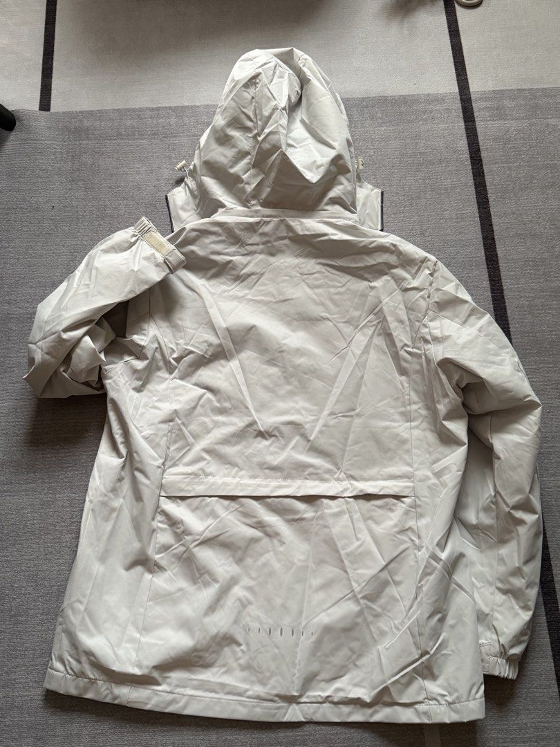 Soft shell jacket (Category: Coats, Jackets and Outerwear) located in Singapore. Submitted by mitchluck (Listing ID 1459776227, Image 3). Description: .