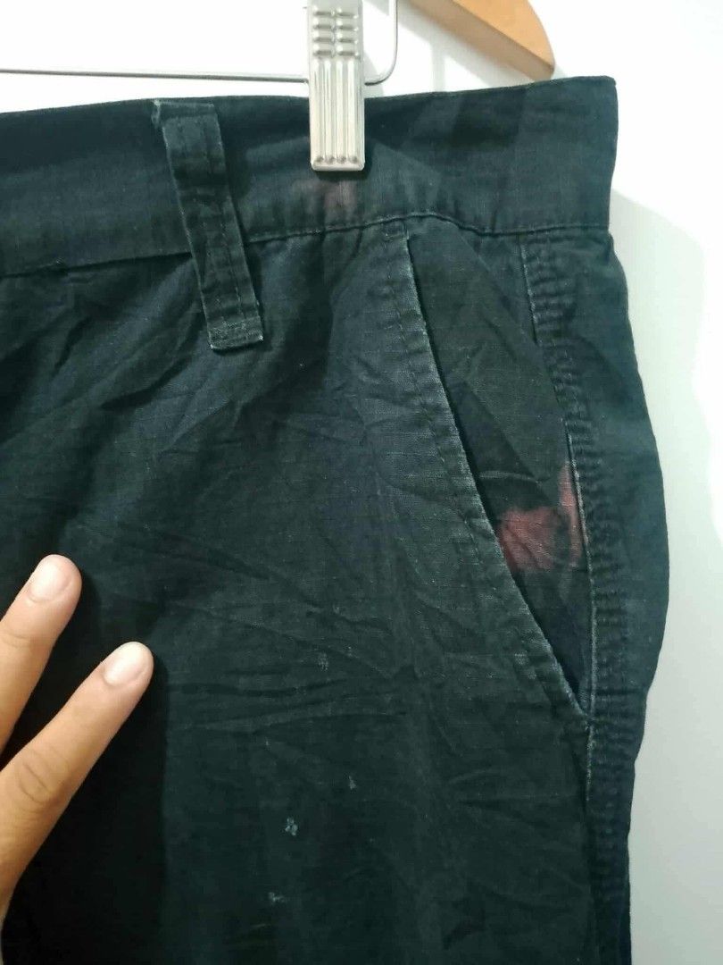Southpole Black Cargo Shorts Size 36 (Category: Shorts) located in Manila. Submitted by romeoamoro00044 (Listing ID 1459784192, Image 2). Description: - Brand: Southpole - Color: Black - Size: 36 - Style: Cargo shorts - Closure: Button and zip - Features: Multiple pockets for storage - Ideal for: Casual wear.