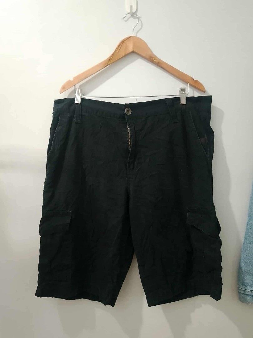 Southpole Black Cargo Shorts Size 36 (Category: Shorts) located in Manila. Submitted by romeoamoro00044 (Listing ID 1459784192, Image 1). Description: - Brand: Southpole - Color: Black - Size: 36 - Style: Cargo shorts - Closure: Button and zip - Features: Multiple pockets for storage - Ideal for: Casual wear.