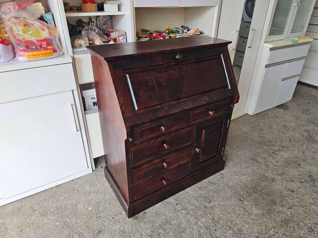 Study Table (Category: Shelves, Cabinets & Racks) located in Quezon City. Submitted by ledamadel (Listing ID 1459767322, Image 3). Description: Study Table ‼️₱7800‼️ ✔L-35 H-40 W-11/17.5 inches ✔2 Doors and 6 Drawers 🗄 ✔️Solidwood & Plywood Back! 💢 ✔Scratches As-is! 👌 Location: 40 Aplaya St Napocor Vill. Tandang Sora Quezon City. For inquiry please Pm us or Call. 09066885859 Please like our page thanks! 👇👇👇👇 KMA O’shop #japansurplus #kmaos