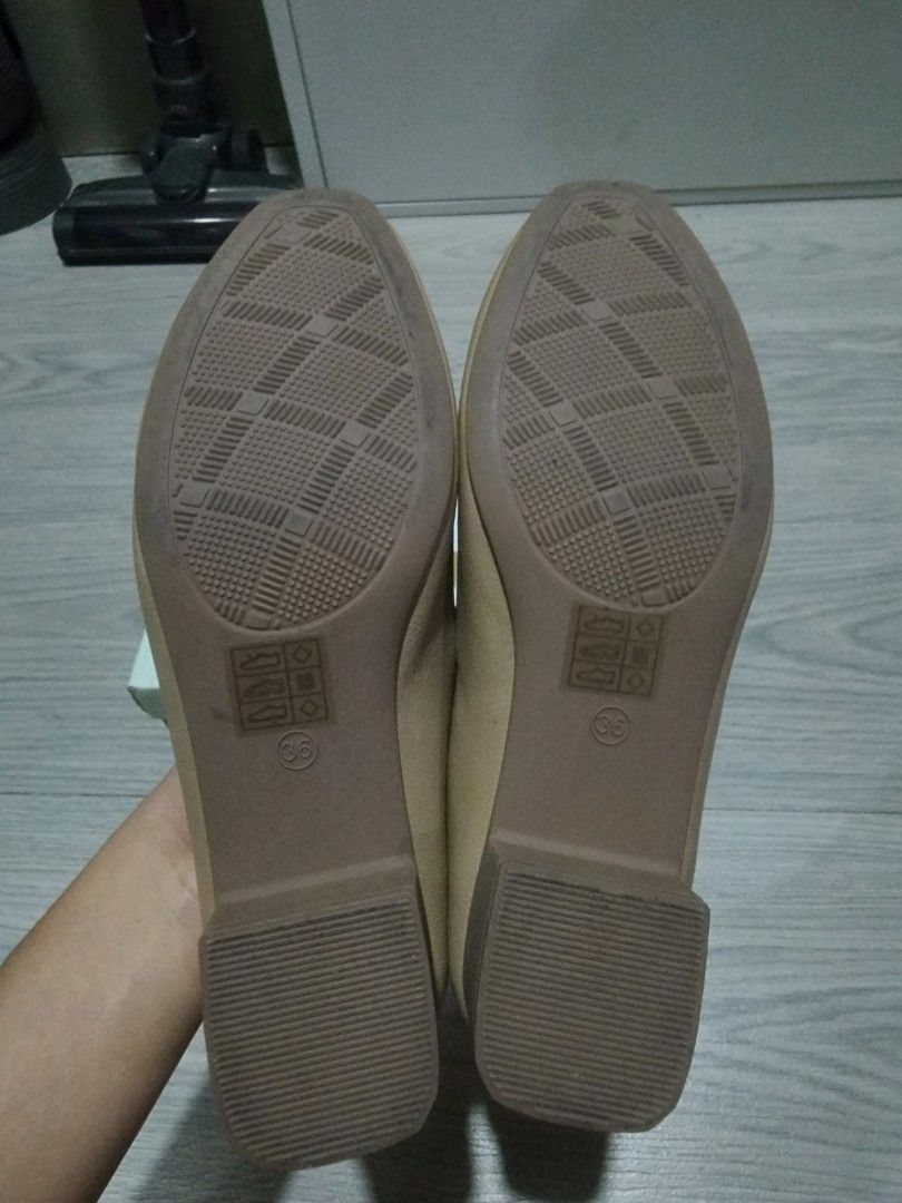 Suki Work Shoes (Category: Heels) located in Caloocan City. Submitted by dpcenteno (Listing ID 1459725825, Image 3). Description: RFS: Too small for me Used once. Very comfortable shoes.