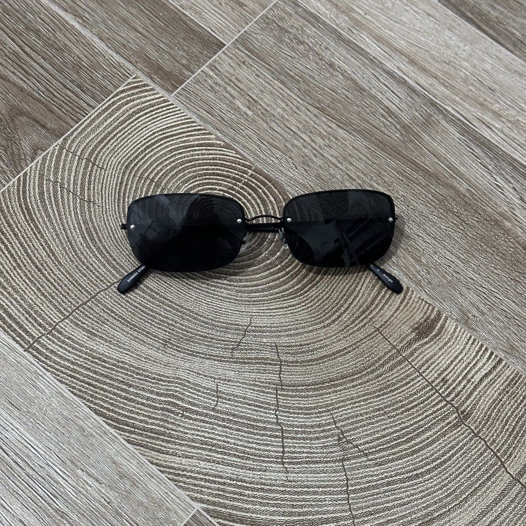 SUNNIES STUDIOS STEVIE IN CHARCOAL MIDNIGHT (Category: Sunglasses & Eyewear) located in Makati City. Submitted by champ4gnemami (Listing ID 1459753723, Image 2). Description: .