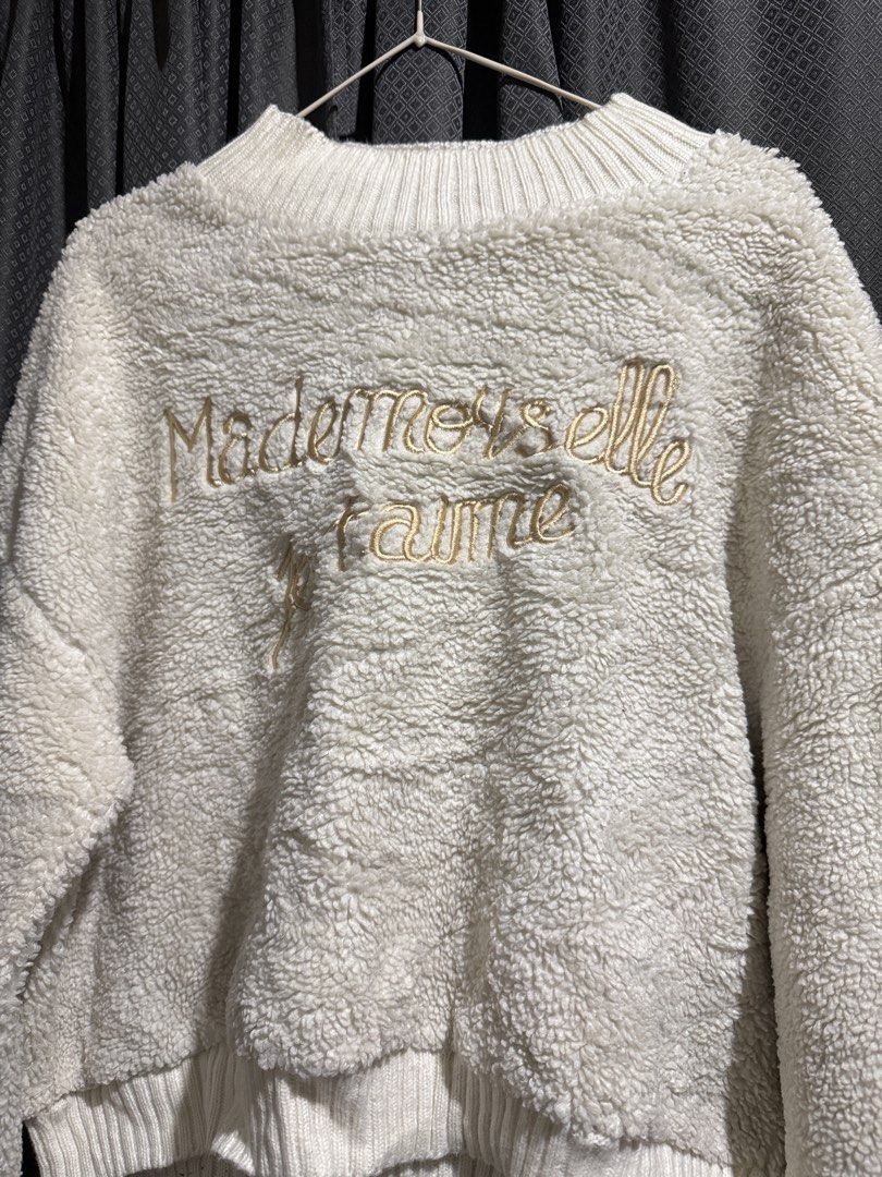 sweater (Category: Coats, Jackets and Outerwear) located in Mandaluyong City. Submitted by itsellasanchez (Listing ID 1459830920, Image 3). Description: .