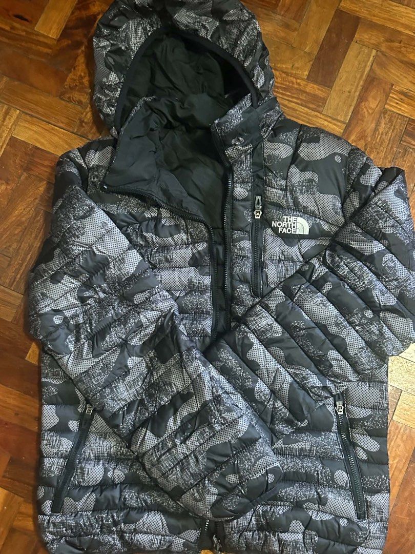 The North Face Camo Puffer Jacket (Category: Coats, Jackets and Outerwear) located in Makati City. Submitted by kriscelity (Listing ID 1459800151, Image 2). Description: THE NORTH FACE Camo Puffer Jacket | Excellent Condition | ₱2200 The North Face puffer jacket 🖤 Black/gray camo print ✨ Excellent condition Worn only a few times No stains, tears, or major flaws Hooded | Full zip | Multiple zip pockets ₱2000 negotiable Selling because rarely used