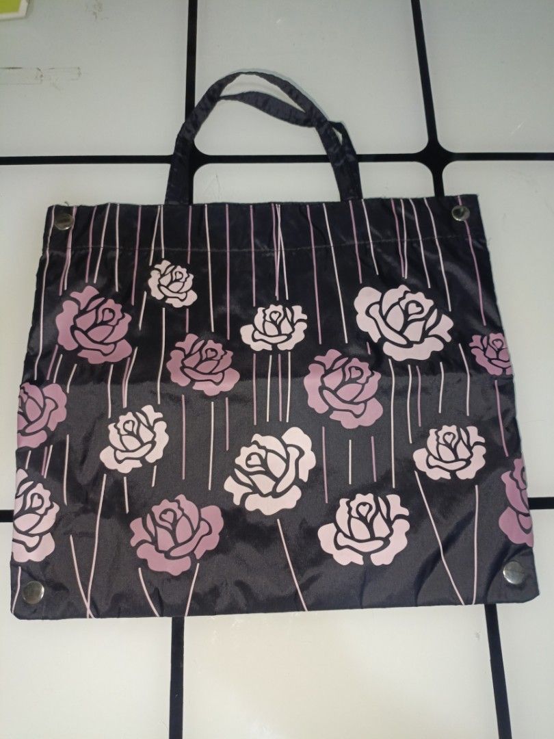 Thermal Bag (Category: Purses & Pouches) located in San Pedro. Submitted by elevens_online_thrift_shop (Listing ID 1459796713, Image 1). Description: foldable thermal nylon.