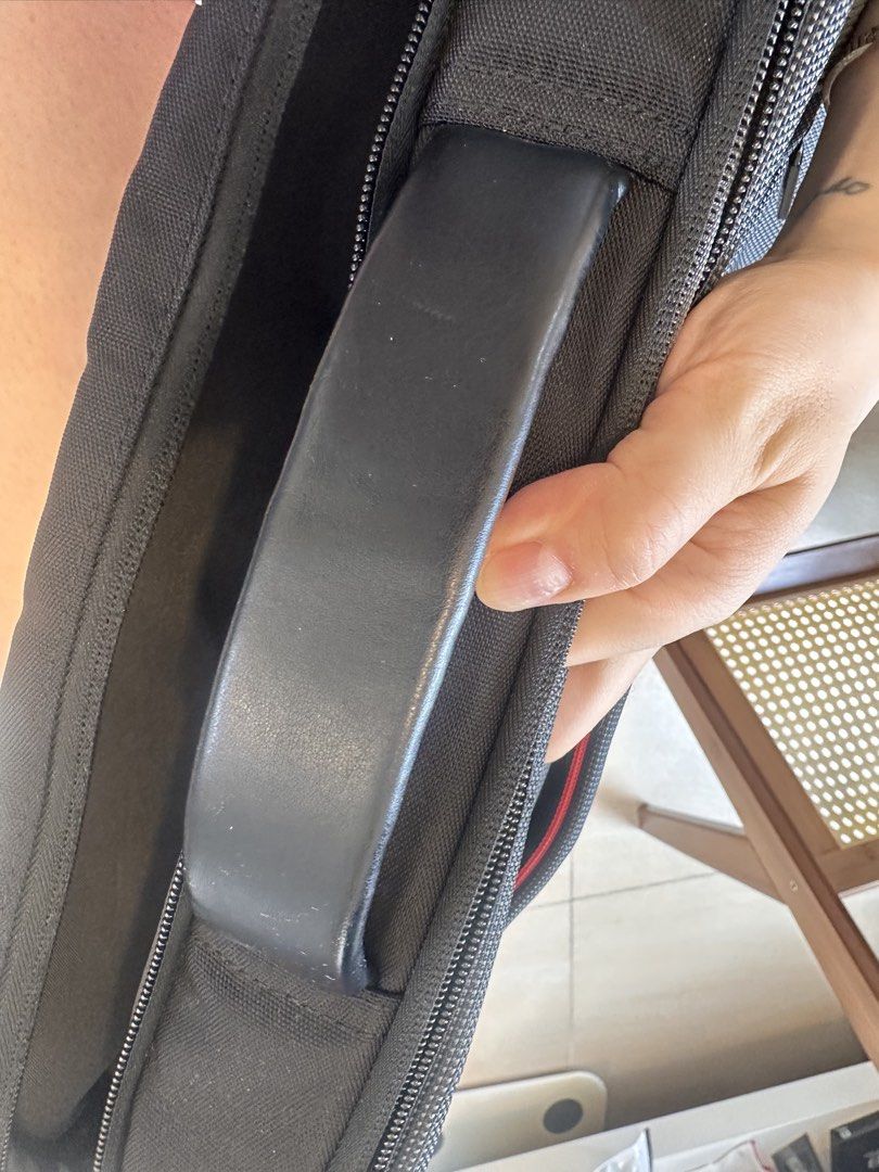 Thinkpad 手提斜挎電腦包 （分類：手提電腦袋）位於 Hong Kong。 由 kiwisweetsoup 提交（商品編號 1459756367，圖片 3）。簡介： Thinkpad 電腦袋，黑色，手提斜挎兩用。耐磨材質，間隔實用。新淨。。