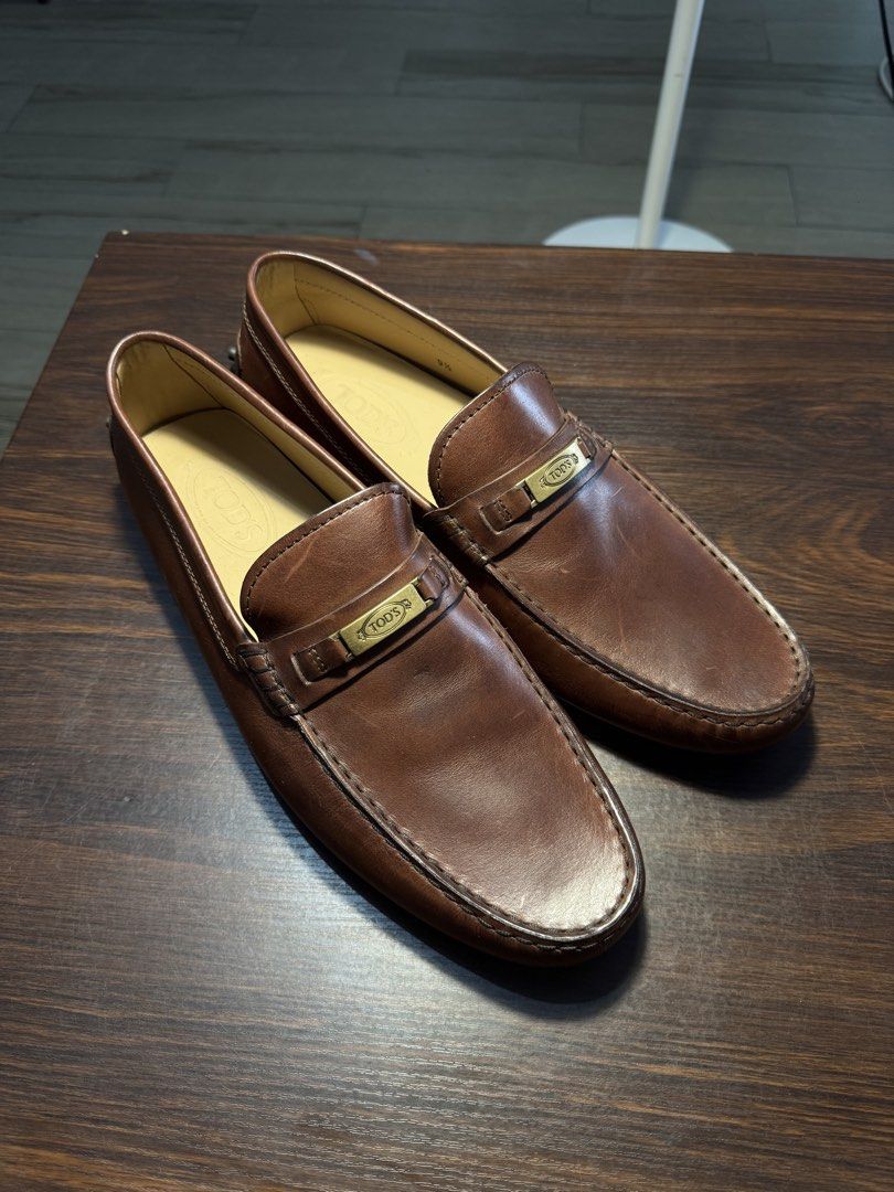 TOD’S Gommino leather loafers (Category: Casual Shoes) located in Manila. Submitted by sharkb00y (Listing ID 1459768082, Image 2). Description: TOD’S Gommino leather loafers Made in Italy Brown leather 2022 released to the current seasonal lineup Tagged as size UK9.5/US10.5 (43.5) •Minimal issues due from slight usage, on top of that the iconic model is still comfortable to use even more when driving. •Perfect for donning under your favourite Chi