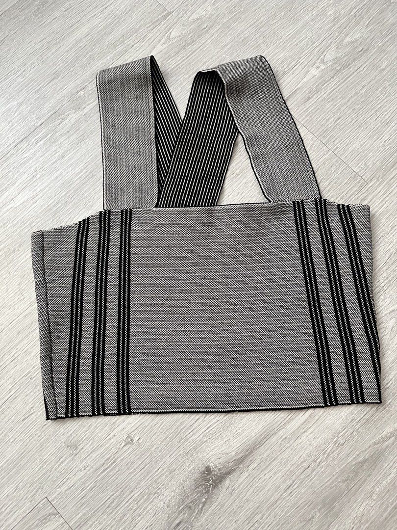 Topshop Top (Category: Sleeveless) located in Taguig. Submitted by camilgnzles (Listing ID 1459764735, Image 1). Description: fits S to M stretchy and comfy .