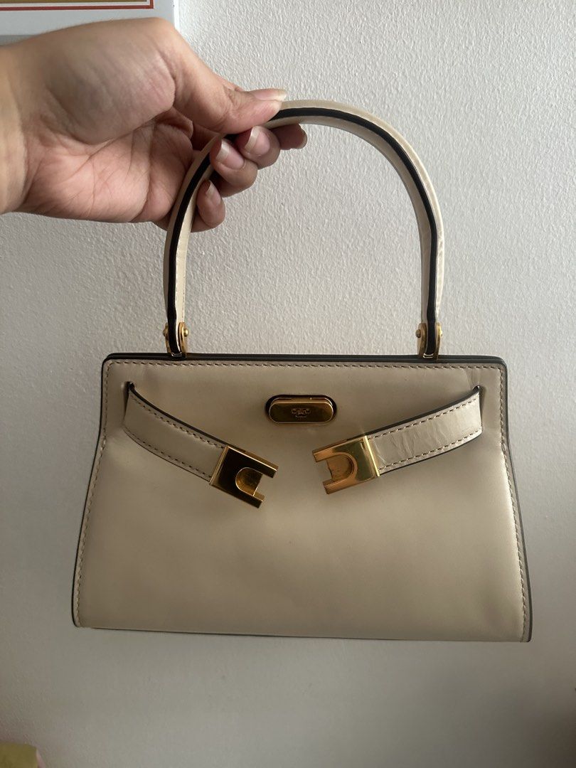 Tory Burch Bag (Category: Cross-body Bags) located in Quezon City. Submitted by ariee_01 (Listing ID 1459770462, Image 1). Description: Original - No issue - Need cleaning lang COD via lalamove RFS: Not a fan of white bags.