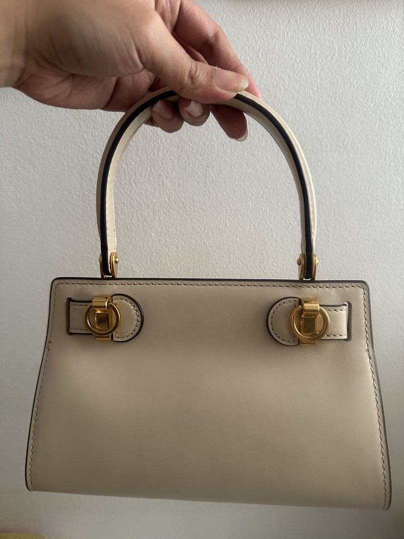 Tory Burch Bag (Category: Cross-body Bags) located in Quezon City. Submitted by ariee_01 (Listing ID 1459770462, Image 2). Description: Original - No issue - Need cleaning lang COD via lalamove RFS: Not a fan of white bags.