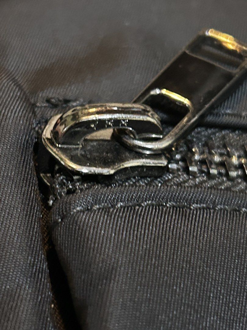 Tumi shoulder (Category: Shoulder Bags) located in Aurora. Submitted by snoworiontwinkle_08 (Listing ID 1459900235, Image 3). Description: No issue Like nee Dm me .