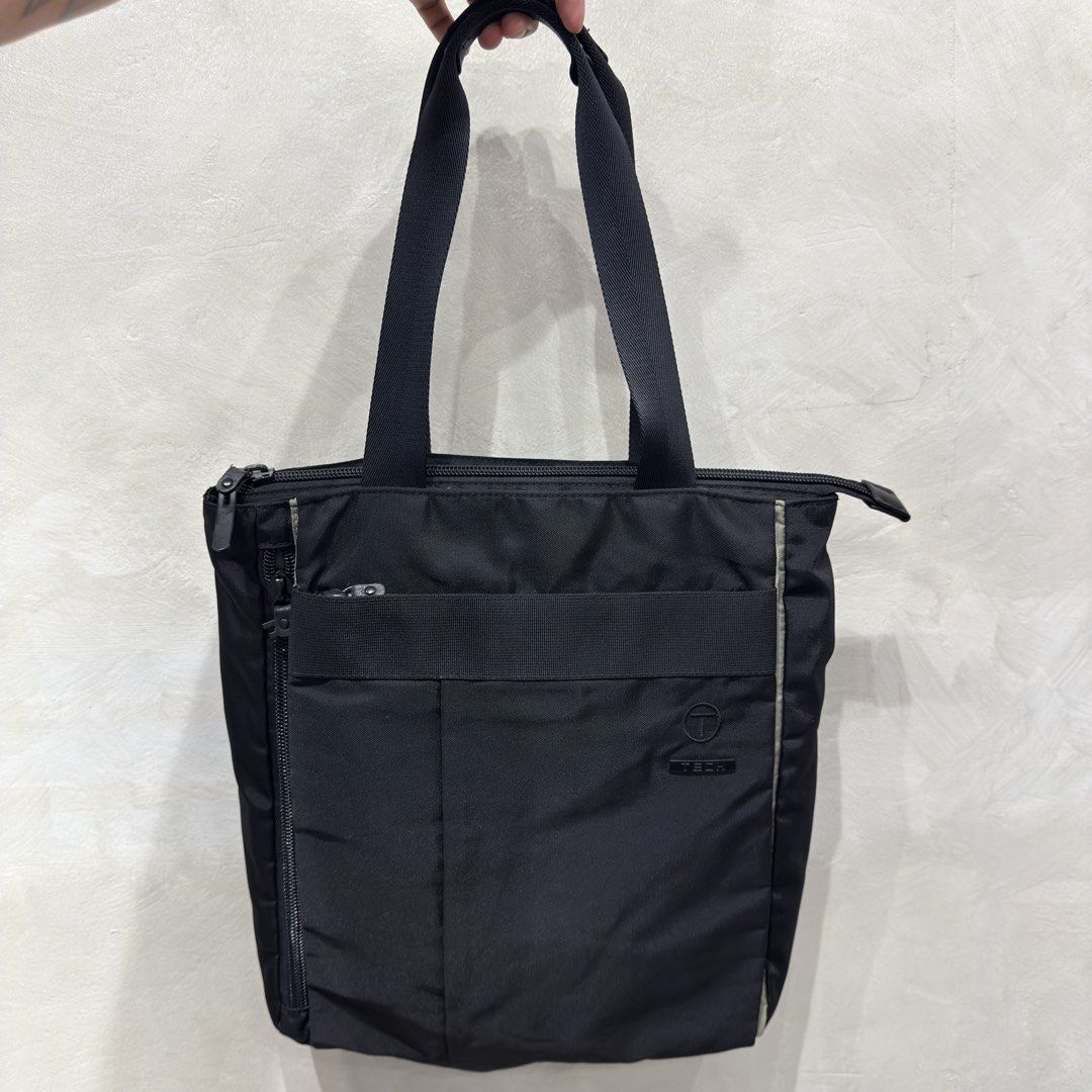 Tumi tech shoulder bag (Category: Briefcases) located in Quezon City. Submitted by toomuchpain (Listing ID 1459792286, Image 1). Description: Good condition Authentic.