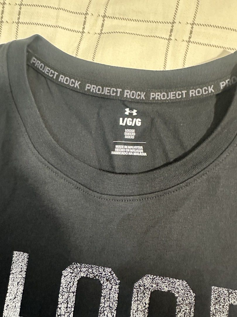 Under Armour Project Rock 黑色 Logo TEE （分類：背心）位於 Hong Kong。 由 smilingfung 提交（商品編號 1459820167，圖片 2）。簡介： Under Armour Project Rock 黑色 TEE 恤。前面有 "BLOOD SWEAT RESPECT" 字樣。L碼，Loose Fit。著得好舒服，做運動一流。（冇牌）。