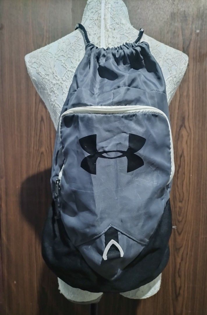 Under Armour Sackpack / Drawstring Bag (Black) (Category: Backpacks) located in Batangas. Submitted by dinafrago (Listing ID 1459808448, Image 1). Description: Brand: Under Armour Type: Drawstring Sackpack / Gym Bag Color: Black with white trim/zipper Origin: Bought in Canada 🇨🇦 Features: Front zippered compartment with printed logo Main drawstring compartment Adjustable Under Armour branded shoulder straps with sternum clip Note on strap Attac