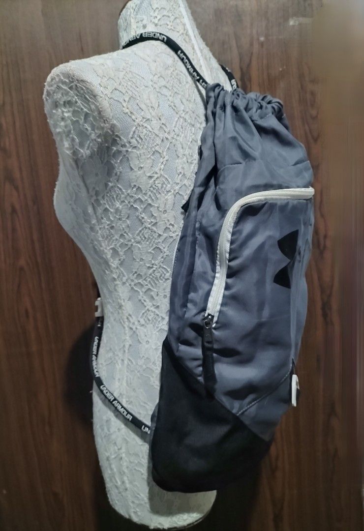 Under Armour Sackpack / Drawstring Bag (Black) (Category: Backpacks) located in Batangas. Submitted by dinafrago (Listing ID 1459808448, Image 2). Description: Brand: Under Armour Type: Drawstring Sackpack / Gym Bag Color: Black with white trim/zipper Origin: Bought in Canada 🇨🇦 Features: Front zippered compartment with printed logo Main drawstring compartment Adjustable Under Armour branded shoulder straps with sternum clip Note on strap Attac