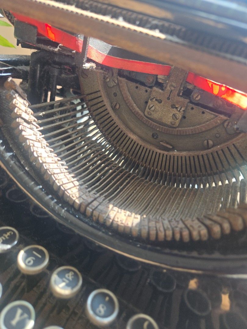 Underwood 打字機 （分類：復古收藏品）位於 Hong Kong。 由 keentiger.db6612 提交（商品編號 1459699023，圖片 3）。簡介： 呢部係Underwood打字機，好經典嘅款式。機身係黑色。啱晒鍾意復古嘢嘅朋友。有興趣就快啲聯絡我啦。。