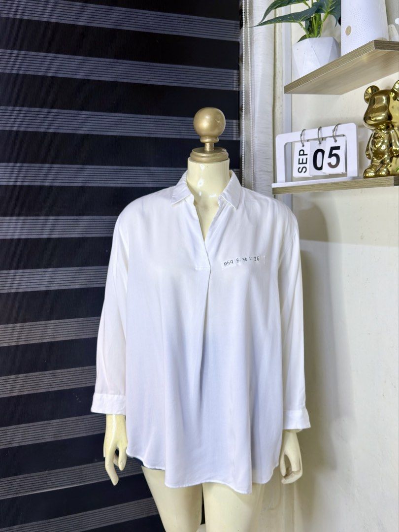 UNIQLO 3/4 VNECK (A59) (Category: Longsleeves) located in Bulacan. Submitted by nicolaiscloset (Listing ID 1459784992, Image 2). Description: .