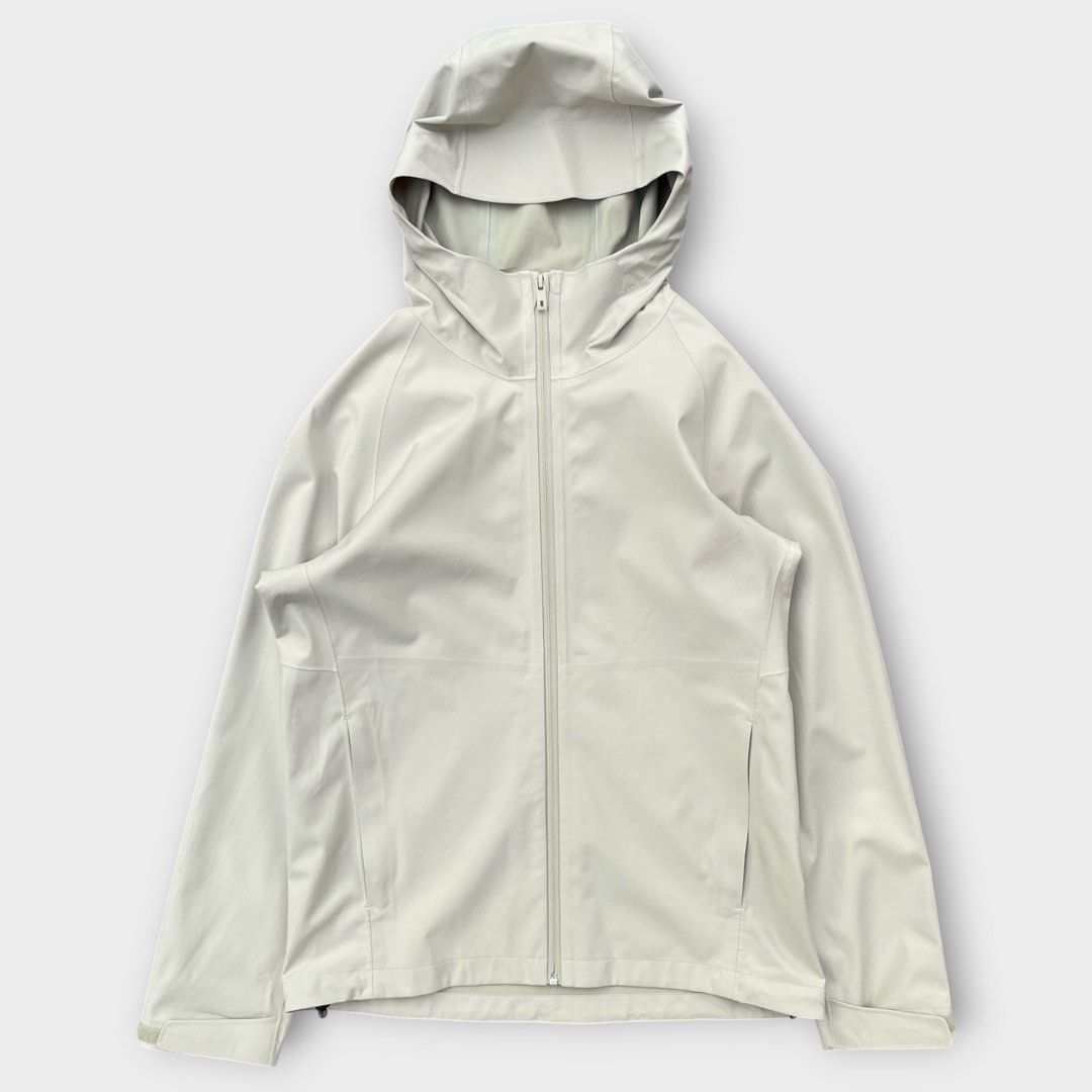 Uniqlo - Blocktech Parka 3D Cut in Natural (Category: Coats, Jackets and Outerwear) located in Los Banos. Submitted by declutterking (Listing ID 1459892279, Image 2). Description: Size Small on tag • Contouring, high-performance fabric is windproof, water resistant and water breathable. • Water-repellent tape at the front fastener keeps moisture out. • The 3D cut provides ample movement around the shoulders. Dimensions: 21.5" chest 26" length 28.