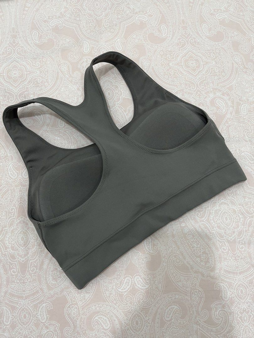 Uniqlo AIRism Wireless Bra Active Grey Size S (Category: Activewear) located in Las Pinas. Submitted by _abbeylieve (Listing ID 1459800752, Image 2). Description: LIKE NEW Uniqlo AIRism Wireless Bra (Active) - Color: Grey - Size: S - Built-in pads/cups (not removable) PLEASE BROWSE ALL PHOTOS FOR SIZE REFERENCE. NO PIC WHEN WORN. RFS: wrong size *Same-day delivery fee within Metro Manila c/o buyer. No shipping option. *Payment before or upon pick