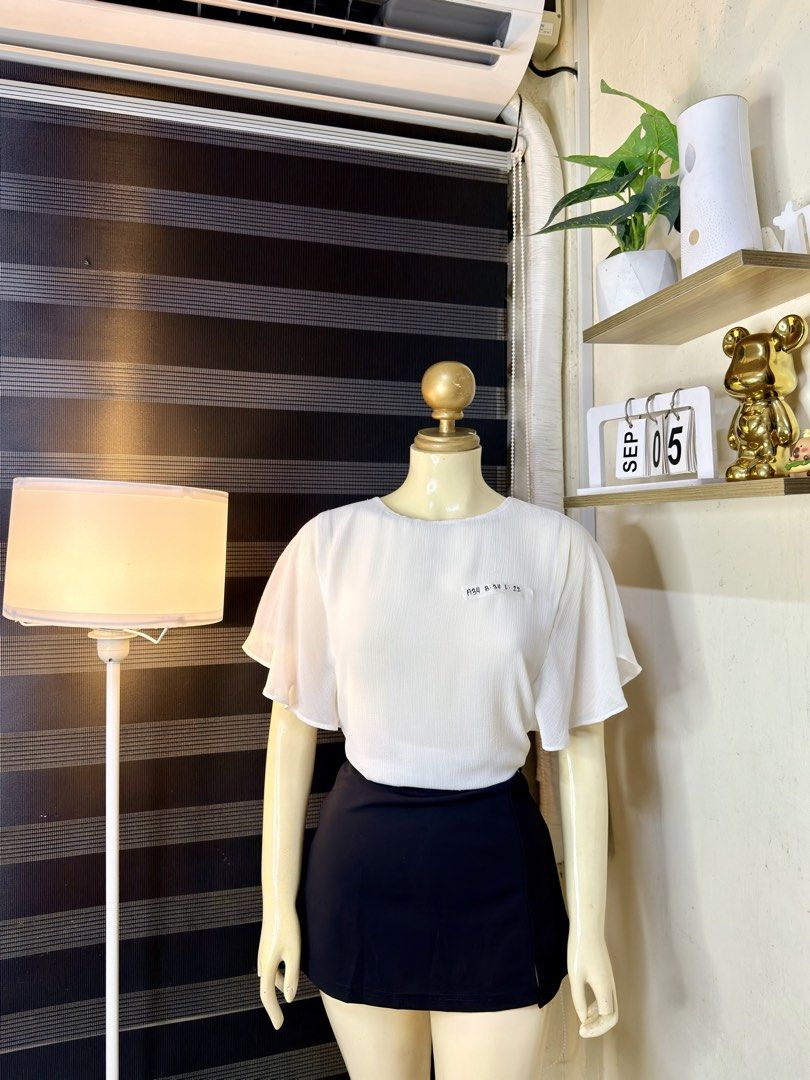 UNIQLO BELL SLEEVES DOUBLE LINING(A34) (Category: Blouses) located in Bulacan. Submitted by nicolaiscloset (Listing ID 1459754186, Image 2). Description: .