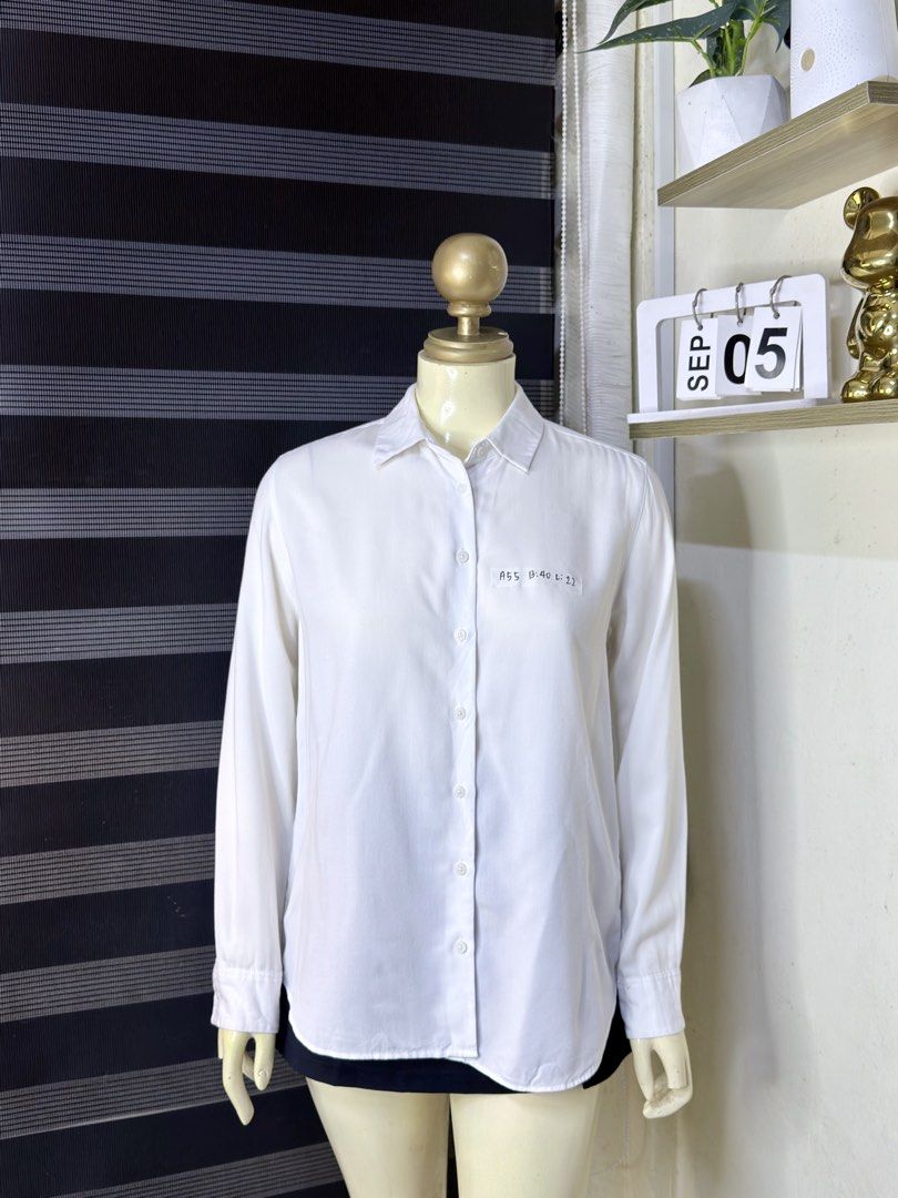 UNIQLO COTTON LONGSLEEVES(A55) (Category: Longsleeves) located in Bulacan. Submitted by nicolaiscloset (Listing ID 1459783902, Image 1). Description: .