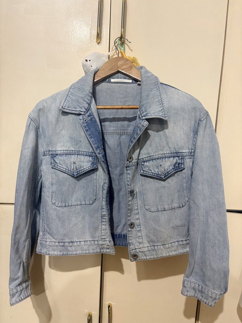 Uniqlo Cropped Denim Jacket (Category: Coats, Jackets and Outerwear) located in Baler. Submitted by thebrownbag2025 (Listing ID 1459848447, Image 2). Description: - Uniqlo Light Wash Denim Jacket - Cropped style - Button closure - Two chest pockets - Size: Medium (M).