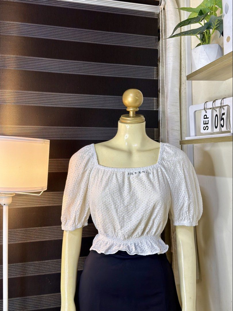UNIQLO EYELET PUFF (A38) (Category: Blouses) located in Bulacan. Submitted by nicolaiscloset (Listing ID 1459757059, Image 2). Description: .