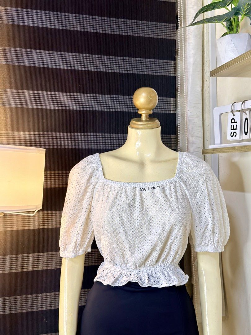 UNIQLO EYELET PUFF (A38) (Category: Blouses) located in Bulacan. Submitted by nicolaiscloset (Listing ID 1459757059, Image 3). Description: .