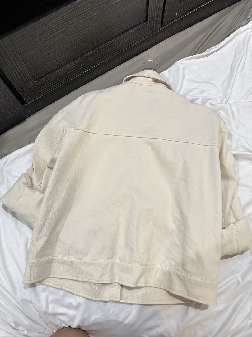 Uniqlo jersey relaxed jacket (Category: Coats, Jackets and Outerwear) located in Manila. Submitted by trisha_0402 (Listing ID 1459748266, Image 2). Description: Used like new! This is preloved.. Medium size Taguig Loc.