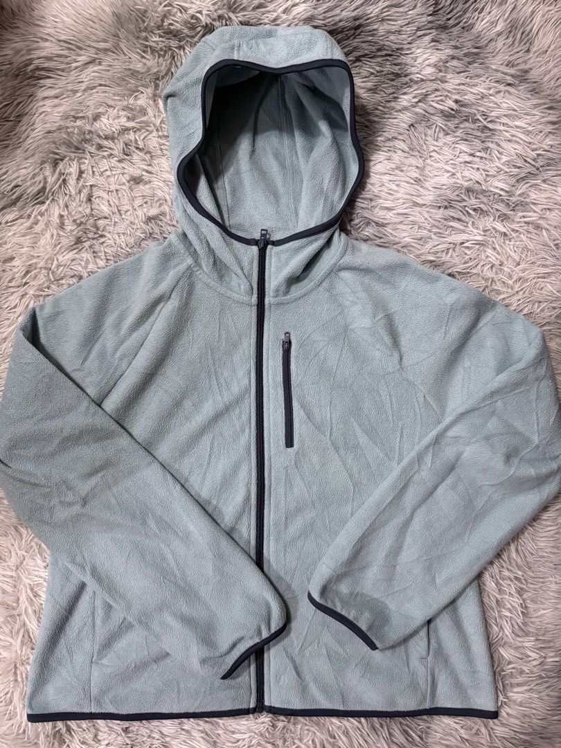 Uniqlo light fleece full zip jacket (Category: Coats, Jackets and Outerwear) located in Cavite. Submitted by timsiojo (Listing ID 1459695850, Image 1). Description: Dimension L24W21 Excellent condition Cavite loc.