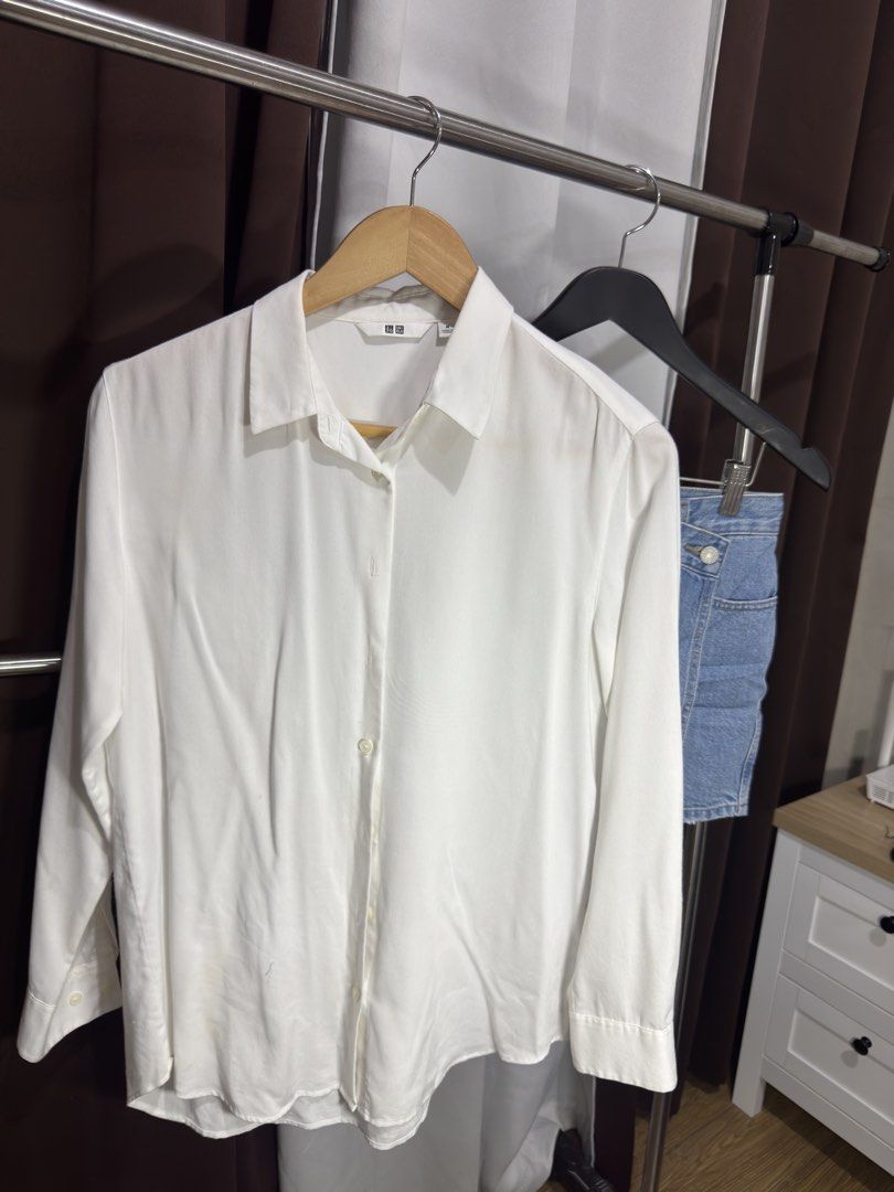 Uniqlo Longsleeves (Category: Longsleeves) located in Manila. Submitted by shentrendsph (Listing ID 1459853446, Image 1). Description: Small to medium.