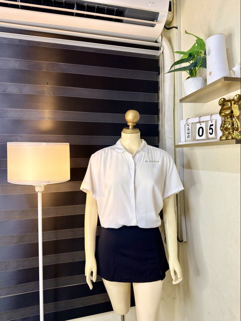 UNIQLO POLO BLOUSE (A7) (Category: Blouses) located in Bulacan. Submitted by nicolaiscloset (Listing ID 1459734940, Image 3). Description: Small on tag pero oversized kaya xl.