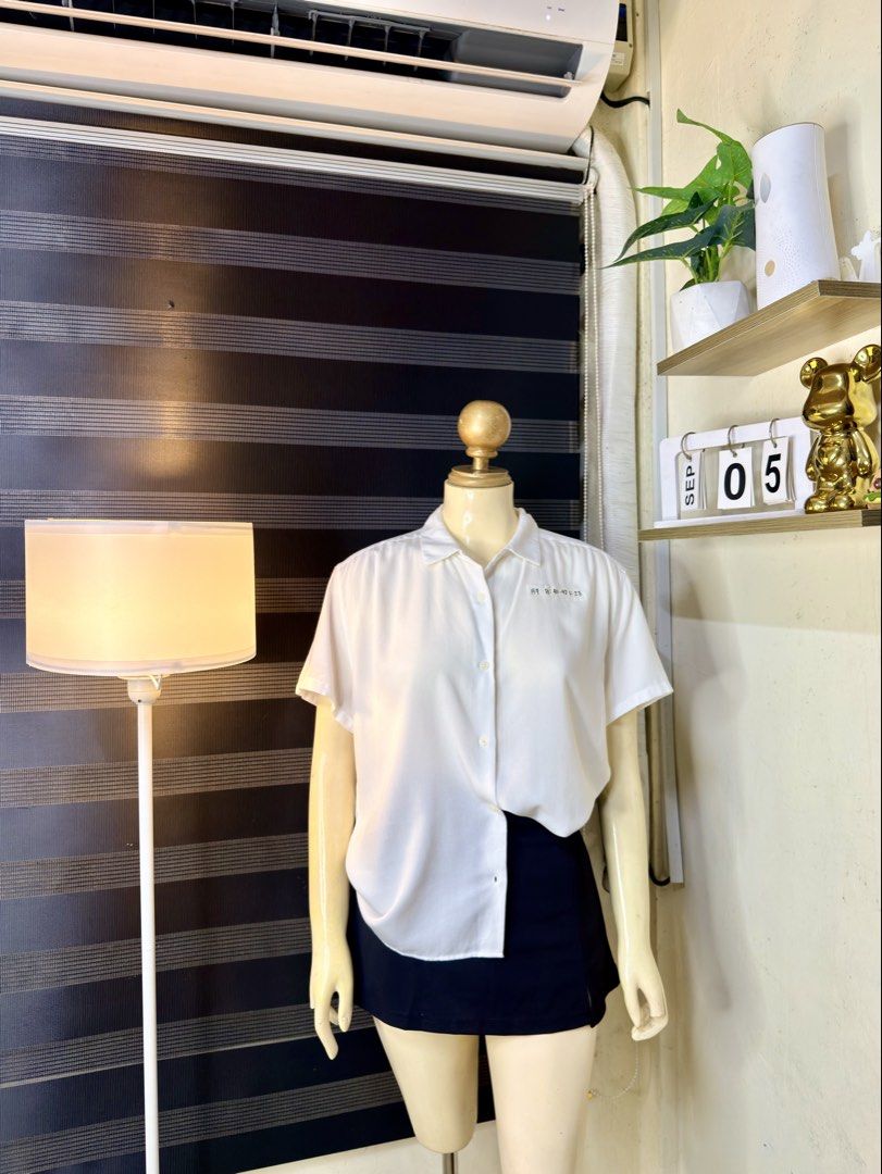 UNIQLO POLO BLOUSE (A7) (Category: Blouses) located in Bulacan. Submitted by nicolaiscloset (Listing ID 1459734940, Image 2). Description: Small on tag pero oversized kaya xl.