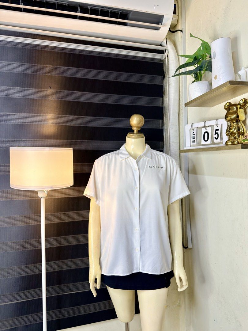 UNIQLO POLO BLOUSE (A7) (Category: Blouses) located in Bulacan. Submitted by nicolaiscloset (Listing ID 1459734940, Image 1). Description: Small on tag pero oversized kaya xl.