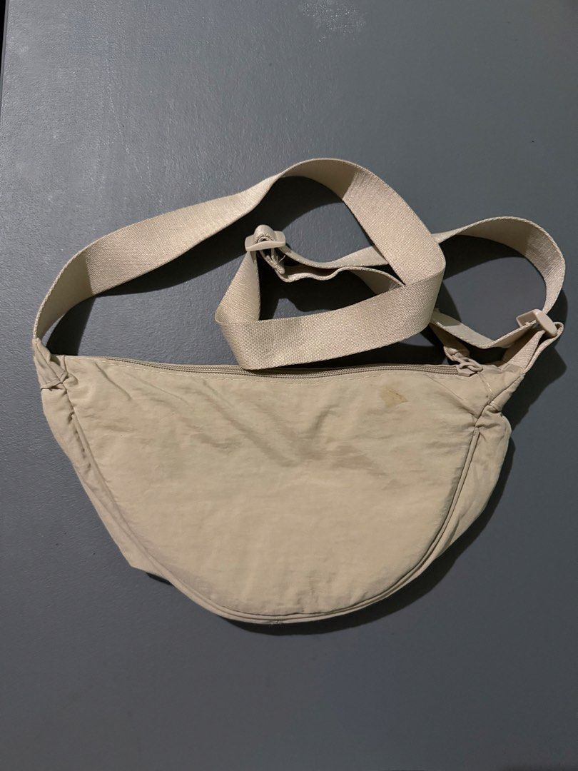 Uniqlo dumpling puffy bag [FREE check description] (Category: Cross-body Bags) located in San Pablo. Submitted by sialers (Listing ID 1459751912, Image 2). Description: FREE If you purchase the onitsuka listing.