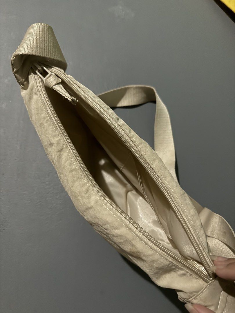 Uniqlo dumpling puffy bag [FREE check description] (Category: Cross-body Bags) located in San Pablo. Submitted by sialers (Listing ID 1459751912, Image 3). Description: FREE If you purchase the onitsuka listing.