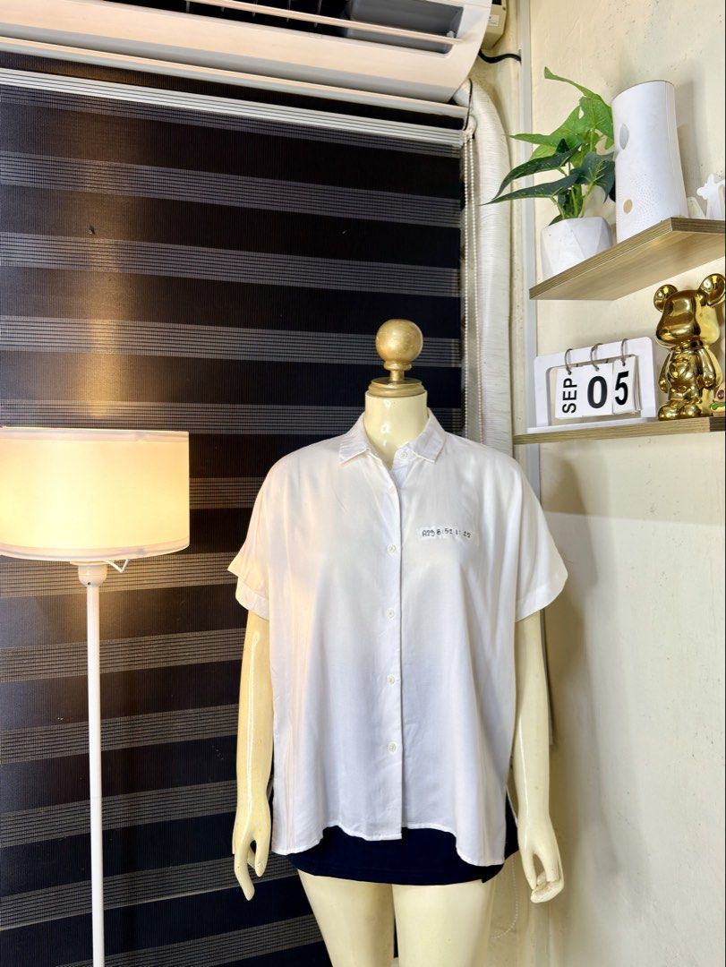 UNIQLO RAYON POLO (A23) (Category: Blouses) located in Bulacan. Submitted by nicolaiscloset (Listing ID 1459742581, Image 1). Description: Small but can fit up to xl.