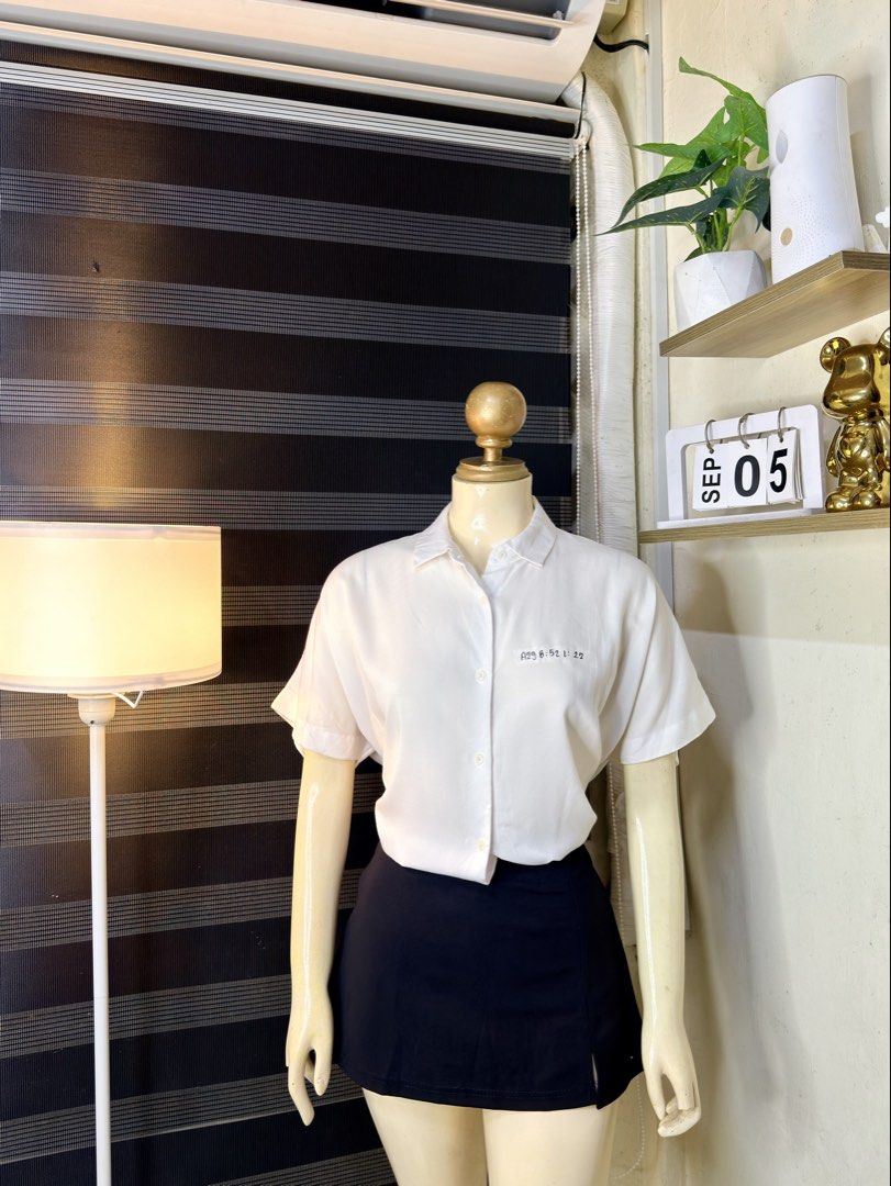 UNIQLO RAYON POLO (A23) (Category: Blouses) located in Bulacan. Submitted by nicolaiscloset (Listing ID 1459742581, Image 3). Description: Small but can fit up to xl.