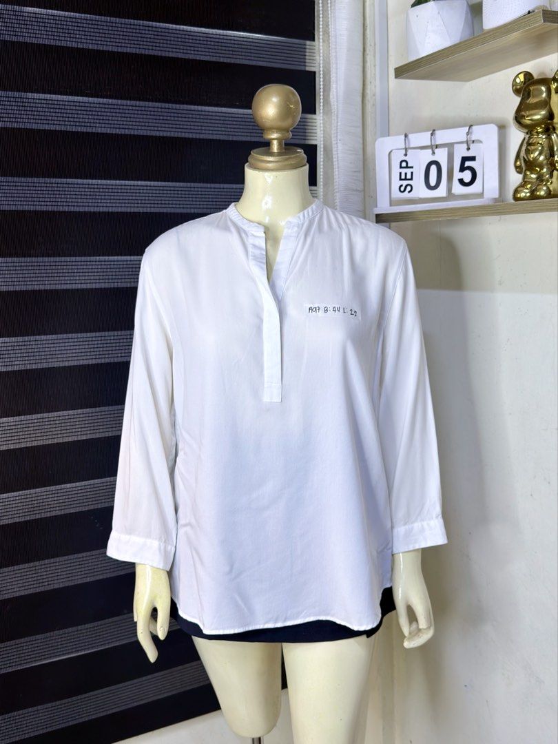 UNIQLO VNECK COTTON (A97) (Category: Longsleeves) located in Bulacan. Submitted by nicolaiscloset (Listing ID 1459814499, Image 2). Description: .