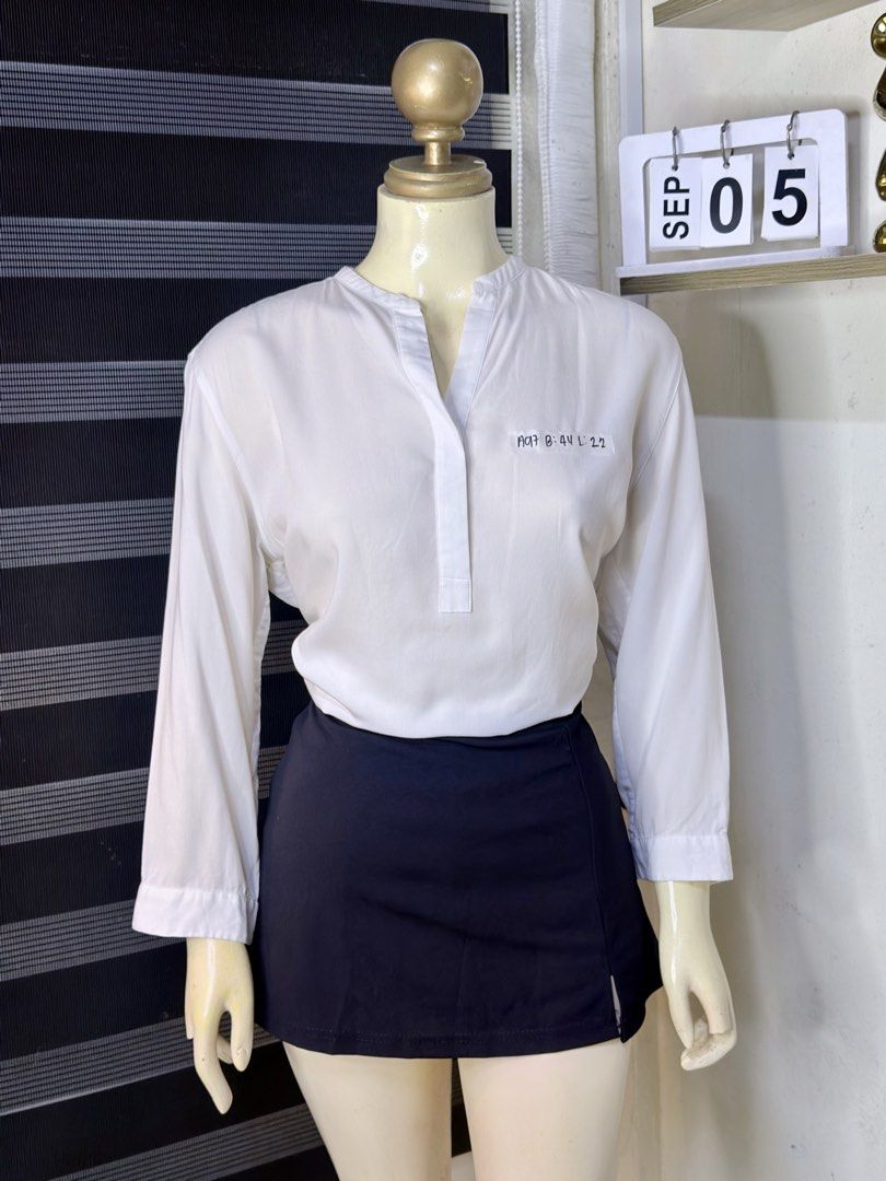 UNIQLO VNECK COTTON (A97) (Category: Longsleeves) located in Bulacan. Submitted by nicolaiscloset (Listing ID 1459814499, Image 3). Description: .